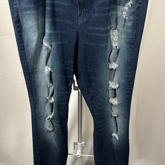Almost Famous jeans style rbsxpa385-jd Distressed Blue Sz 18Jeans - Picture 2 of 8